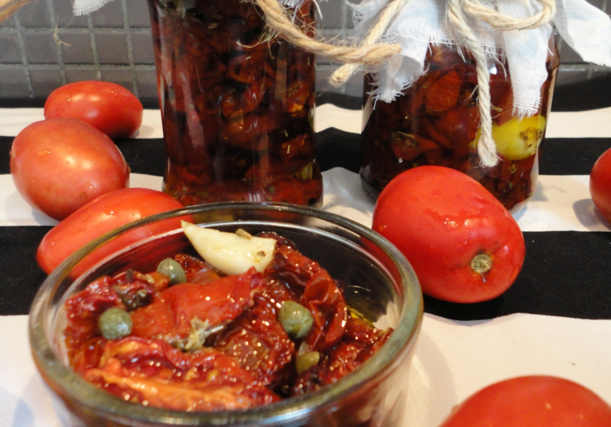 Suszone pomidory z czosnkiem i kaparami foto