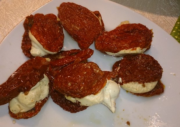 Fotografia przedstawiająca Suszone pomidory z serem mozzarella