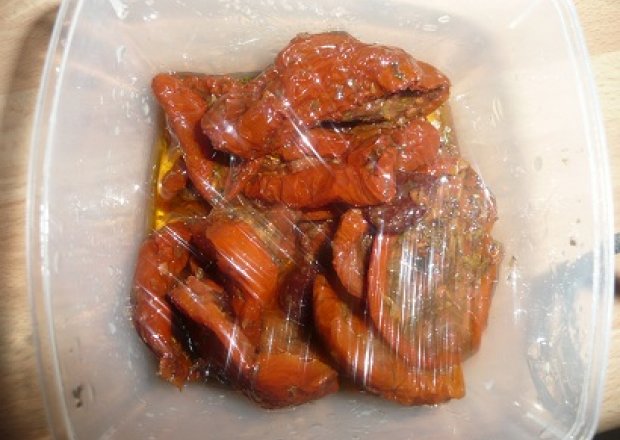 Fotografia przedstawiająca suszone pomidory z żurawiną