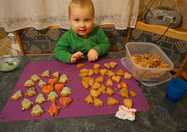 Świąteczna kuchnia okiem dziecka - pierniczki foto