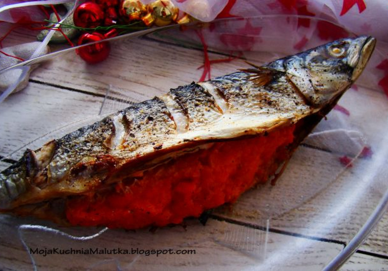 Świąteczna makrela z marchewkowym farszem foto