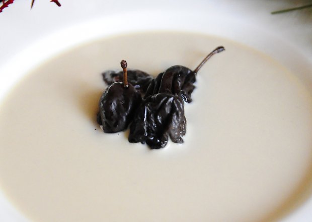 Fotografia przedstawiająca Świąteczna zupa z suszonych śliwek