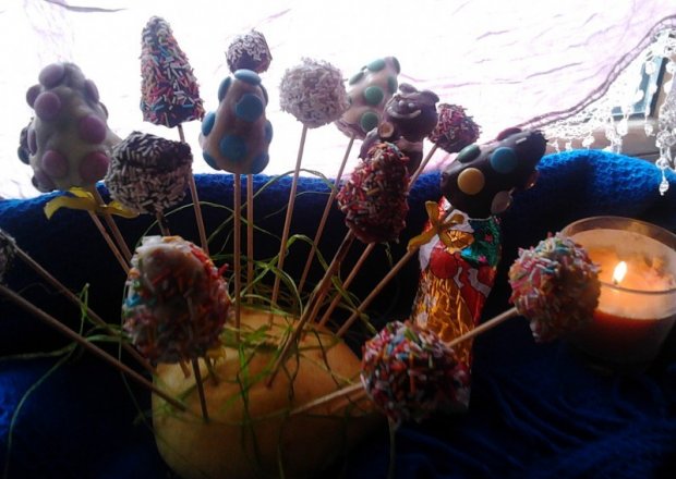 Fotografia przedstawiająca Świąteczne cake pops - choinki i bombki