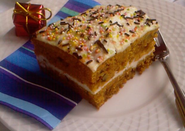 Fotografia przedstawiająca Świąteczne ciasto marchewkowe