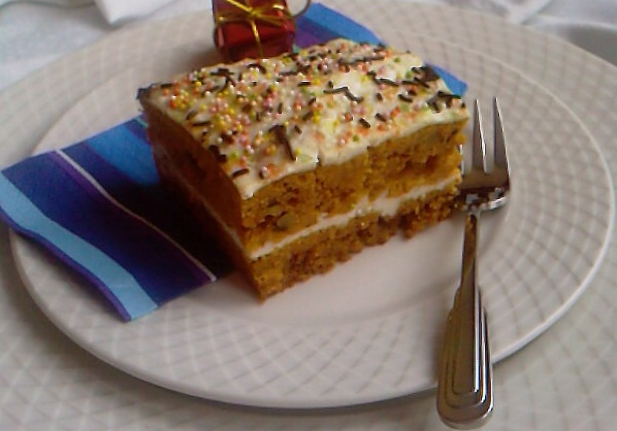 Świąteczne ciasto marchewkowe foto