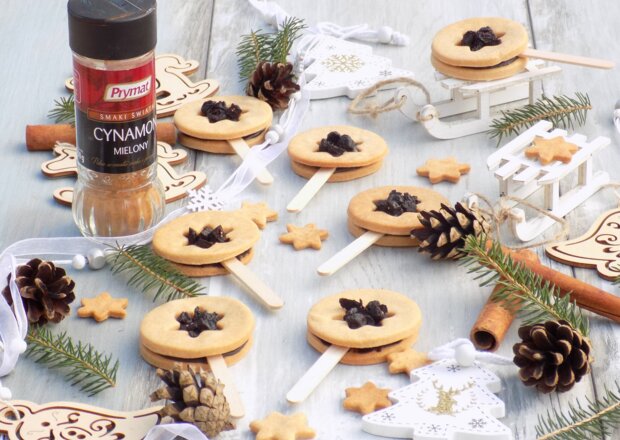 Fotografia przedstawiająca Świąteczne cynamonowe ciasteczkowe lizaki
