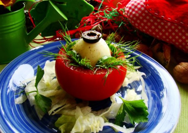 Fotografia przedstawiająca Świąteczne jajeczko w gniazdku z pomidorka
