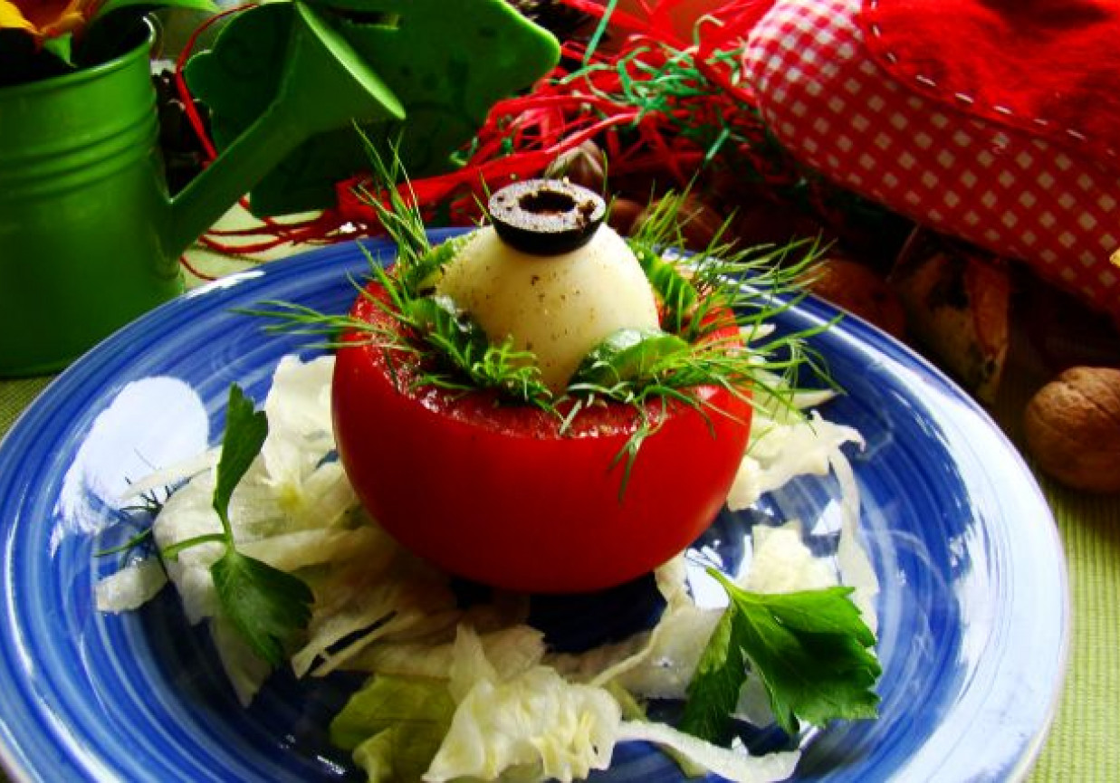 Świąteczne jajeczko w gniazdku z pomidorka foto