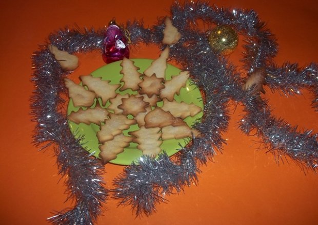 Fotografia przedstawiająca Świąteczne kruche ciasteczka z cukrem