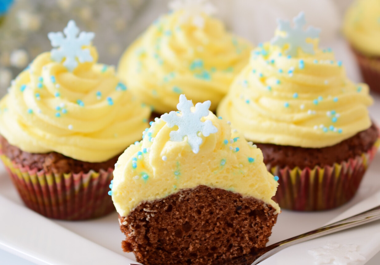 Świąteczne muffinki korzenne pod śniegową czapą foto