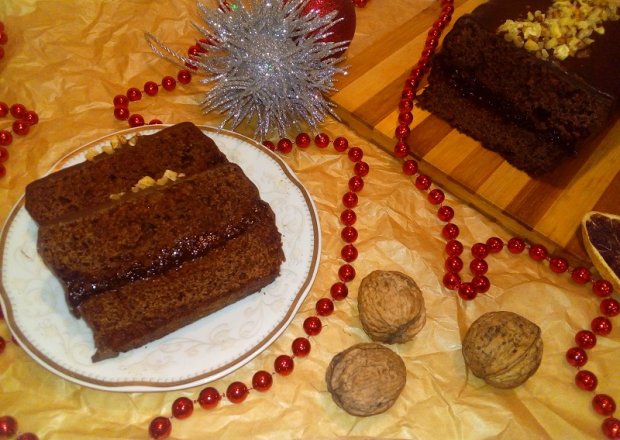 Fotografia przedstawiająca Świąteczny piernik czekoladowy z powidłami śliwkowymi