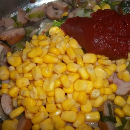 Krok 4 - Świderki w sosie z kiełbasą i kukurydzą foto