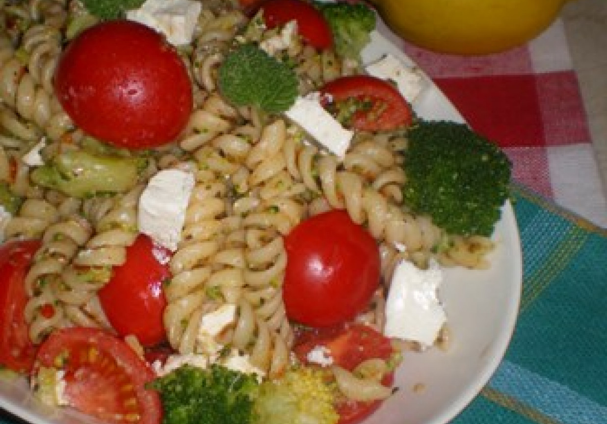 Świderki z fetą, pomidorami i brokułami foto
