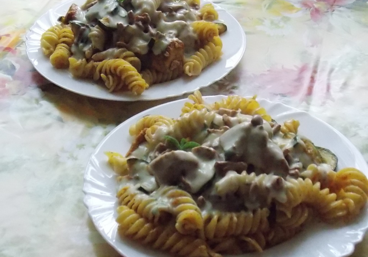 Świderki z kurczakiem i cukinią w sosie kurkowym foto
