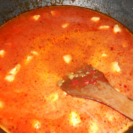 Krok 7 - Świderki z kurczakiem w sosie pomidorowym foto