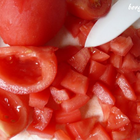 Krok 2 - Świderki z pomidorami i pesto foto