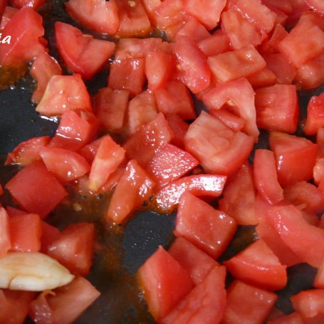 Krok 4 - Świderki z pomidorami i pesto foto