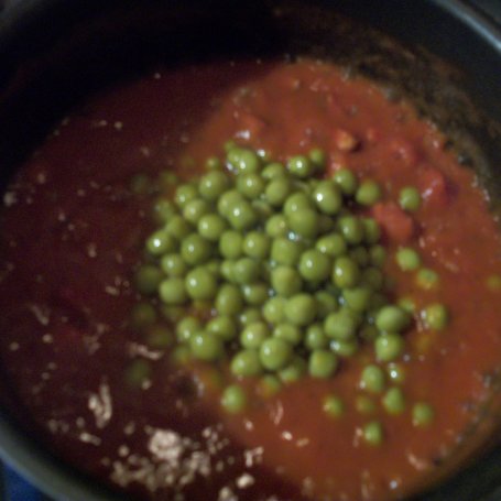 Krok 3 - Świderki z sosem pomidorowym z zielonym groszkiem foto