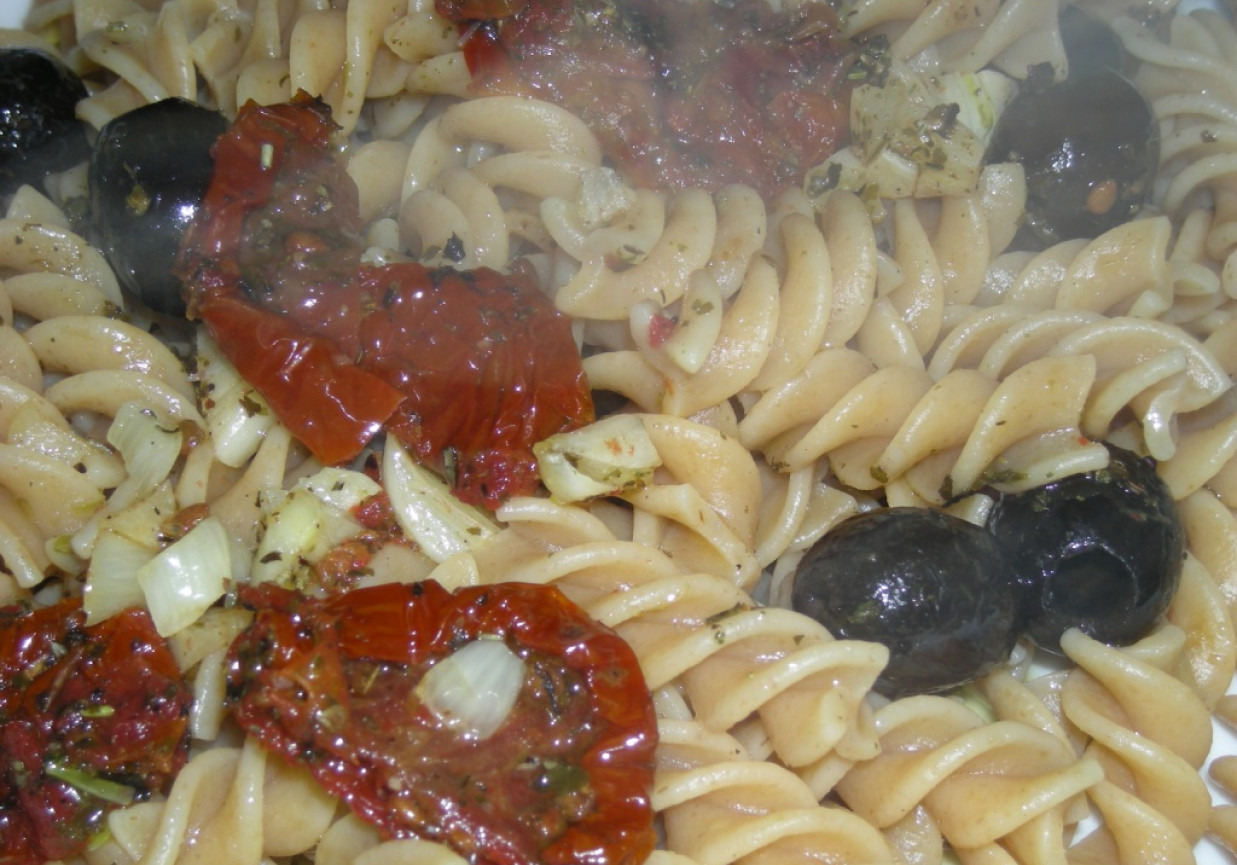 Świderki z suszonymi pomidorami i oliwkami. foto