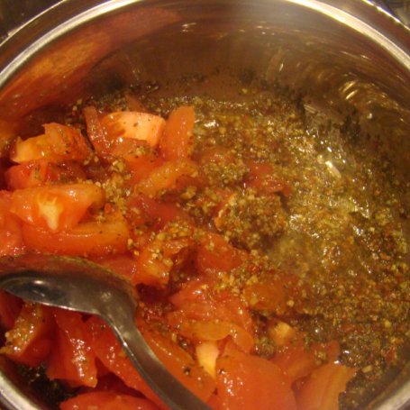 Krok 4 - Świderki z zielonym pesto i pomidorami foto