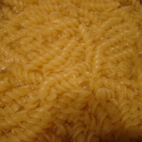 Krok 1 - Świderki z zielonym pesto i pomidorami foto