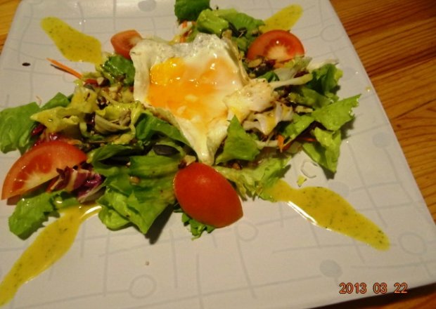 Fotografia przedstawiająca świeża sałata z jajkiem