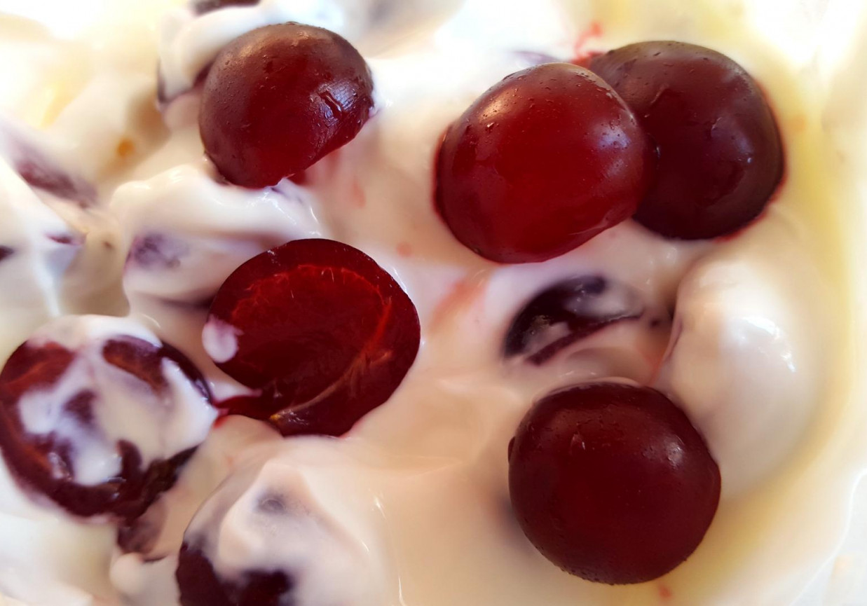 Świeże wiśnie w jogurcie z sokiem z wiśni foto