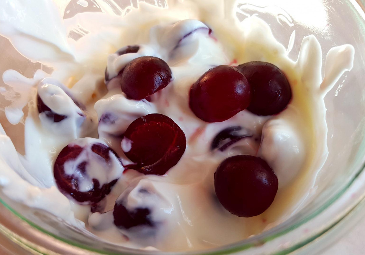 Świeże wiśnie w jogurcie z sokiem z wiśni foto
