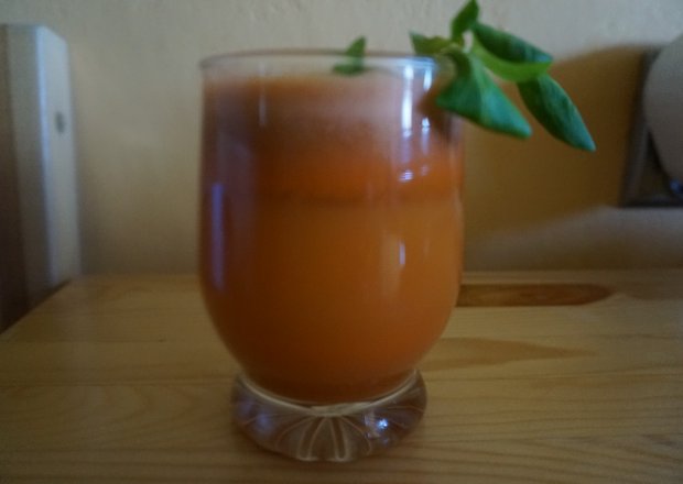 Fotografia przedstawiająca Świeżo wyciskany sok z marchewki, pietruszki i jabłka