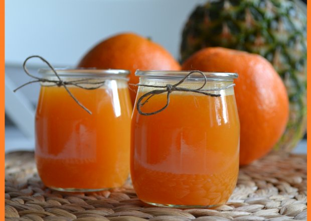 Fotografia przedstawiająca Świeżo wyciskany sok z pomarańczy ,grejfruta i cytryny