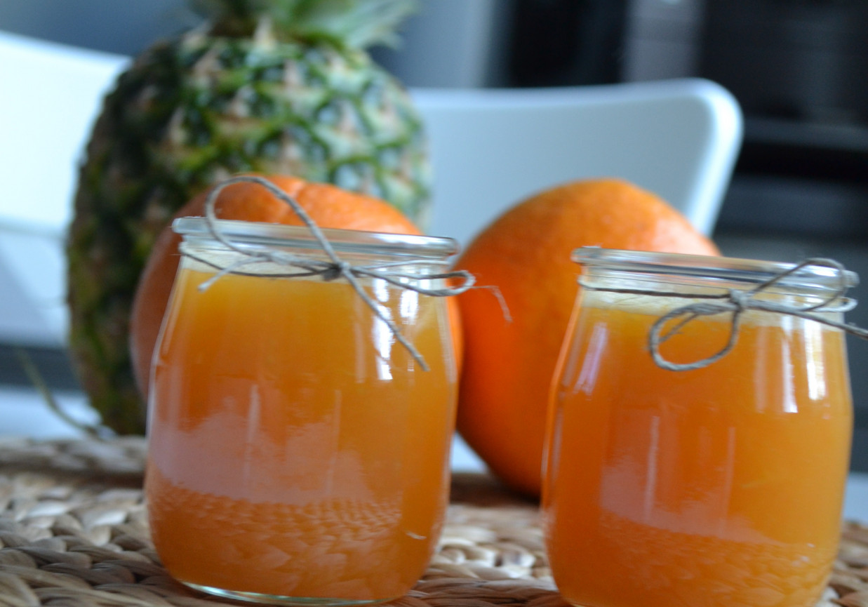 Świeżo wyciskany sok z pomarańczy ,grejfruta i cytryny foto