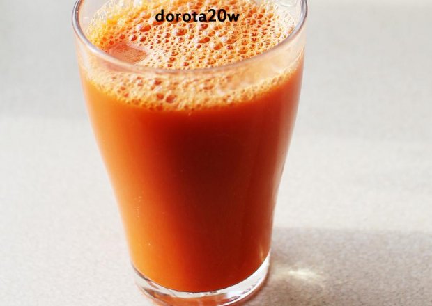 Fotografia przedstawiająca Świeży sok marchewkowy