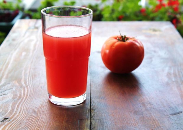 Fotografia przedstawiająca Świeży sok pomidorowy
