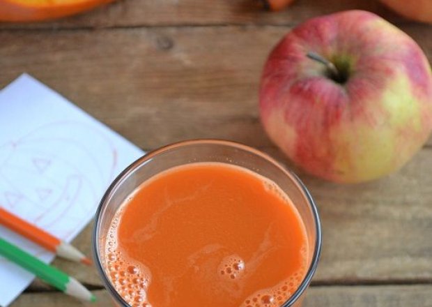 Fotografia przedstawiająca Świeży sok z marchewki z dynią i jabłkiem