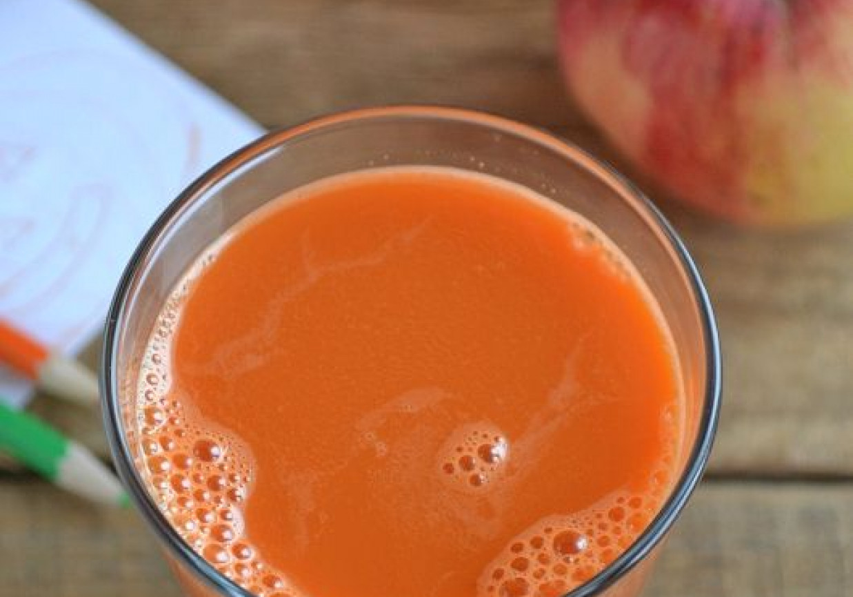 Świeży sok z marchewki z dynią i jabłkiem foto