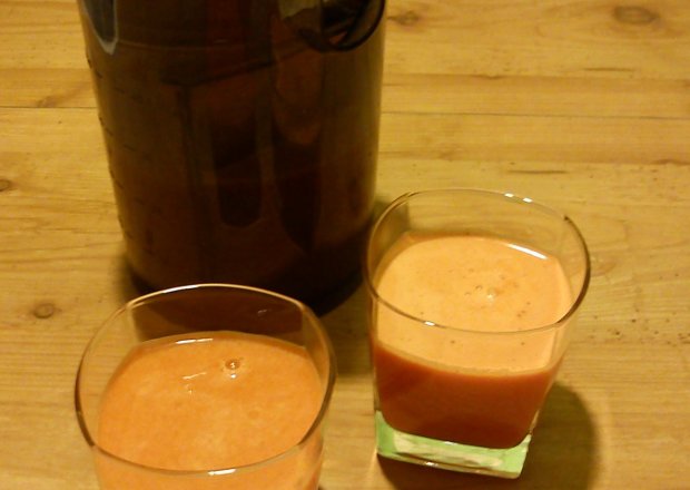Fotografia przedstawiająca Świeży sok z marchewki