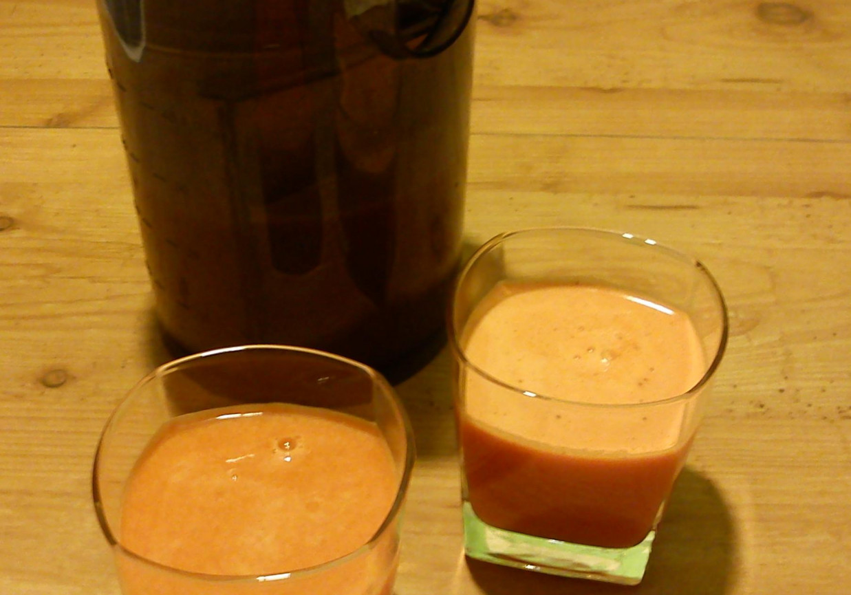 Świeży sok z marchewki foto