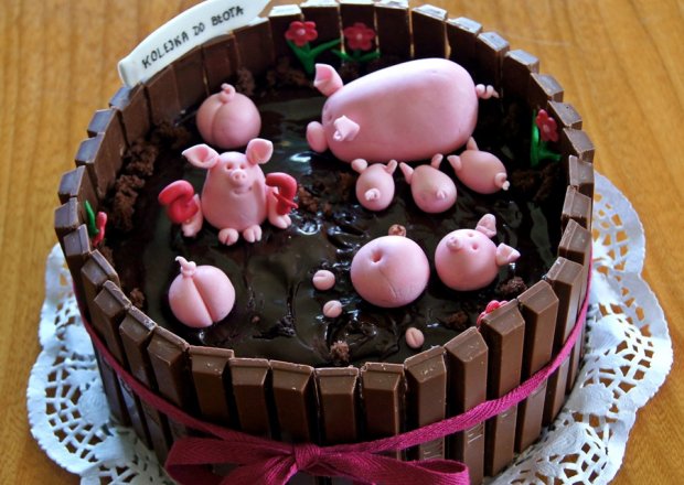 Fotografia przedstawiająca Świnki w zagrodzie - tort urodzinowy