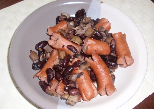 Fotografia przedstawiająca Świńskie ryjki z pieczarkami i fasolą