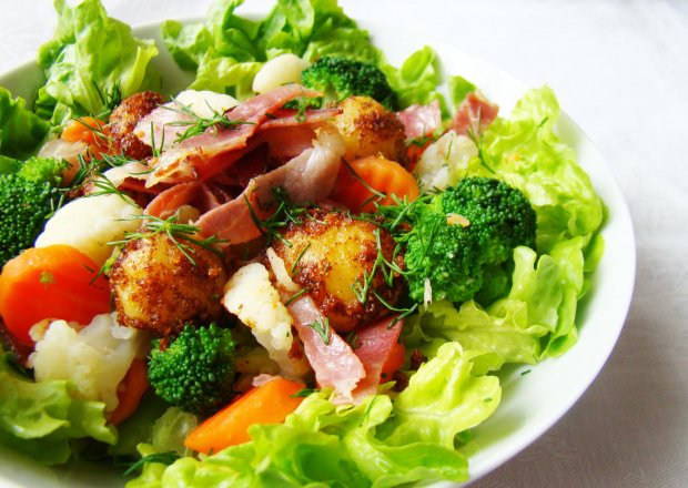 Fotografia przedstawiająca Swojska sałatka na ciepło (z gotowanymi warzywami i szynką parmeńską)