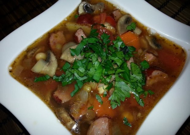 Fotografia przedstawiająca Sycąca i rozgrzewająca zupa z  sosczewicą i ciecierzycą.