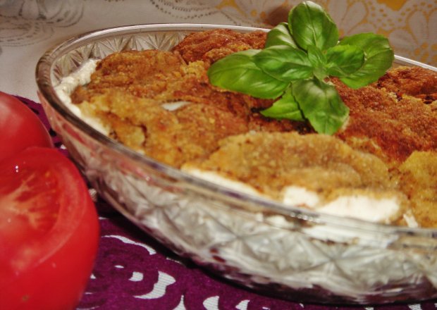 Fotografia przedstawiająca Sycąca sałatka z panierowanym filetem kurczaka i świeżymi warzywami