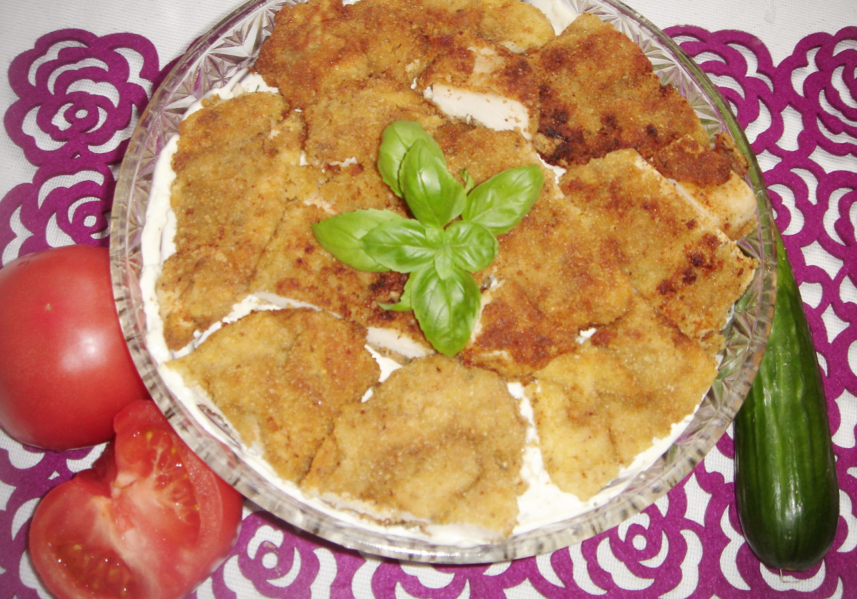 Sycąca sałatka z panierowanym filetem kurczaka i świeżymi warzywami foto