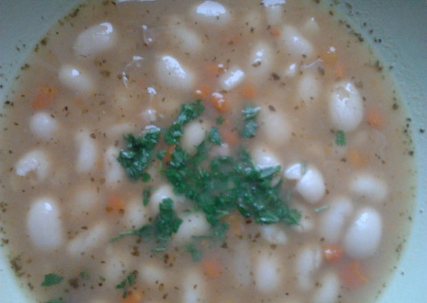 Fotografia przedstawiająca sycąca zupa fasolowa