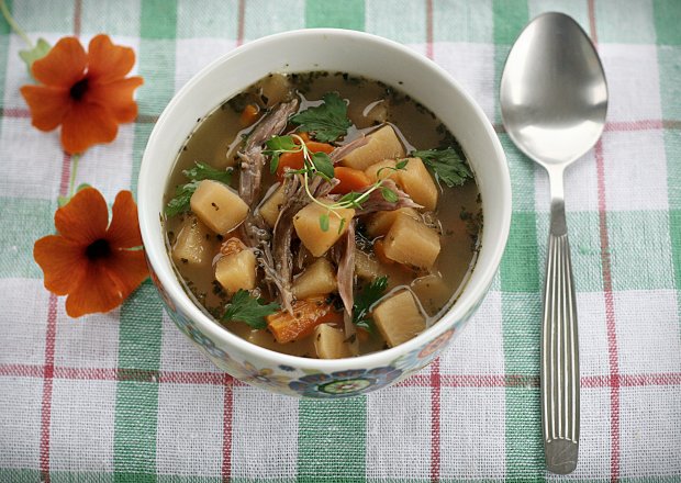 Fotografia przedstawiająca Sycąca zupa z brukwi na gęsinie