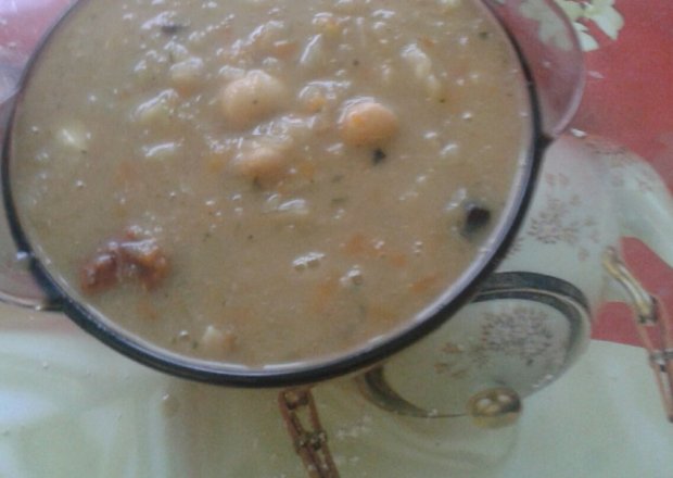 Fotografia przedstawiająca Sycąca zupa z fasolą jaś