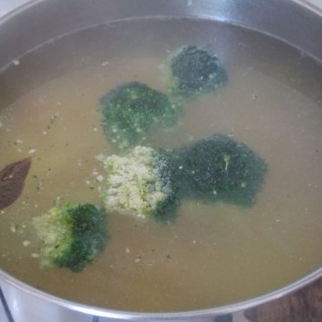 Krok 2 - Sycąca zupa z młodej kapusty i brokuła. foto