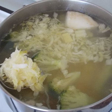 Krok 3 - Sycąca zupa z młodej kapusty i brokuła. foto