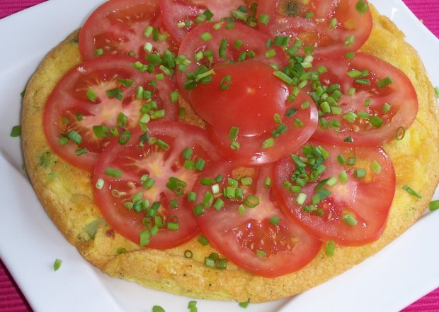 Fotografia przedstawiająca Sycący omlet, czyli z brokułem i serem :)