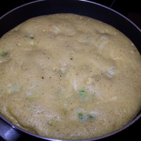 Krok 4 - Sycący omlet, czyli z brokułem i serem :) foto